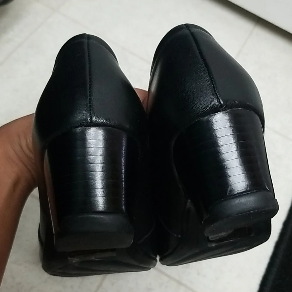 CLARKS Everyday leather slip on shoes kitten heel